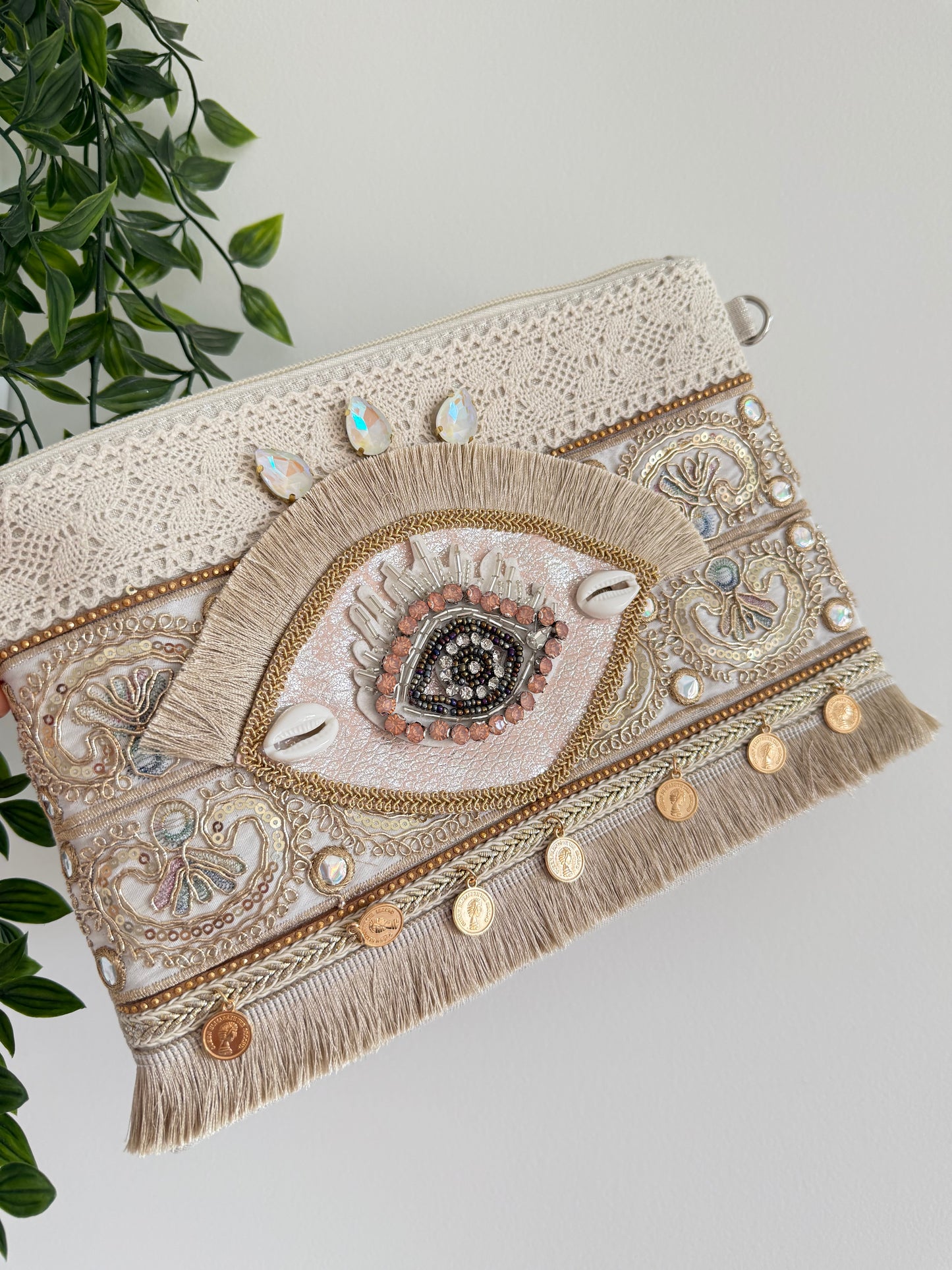 Pochette Bohème Chic Brodée Calypso – Perles, Franges & Détails Dorés