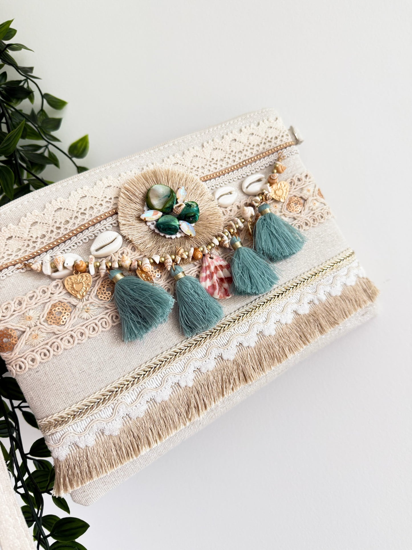 Pochette Bohème Chic Brodée Calypso – Perles, Franges & Détails Dorés