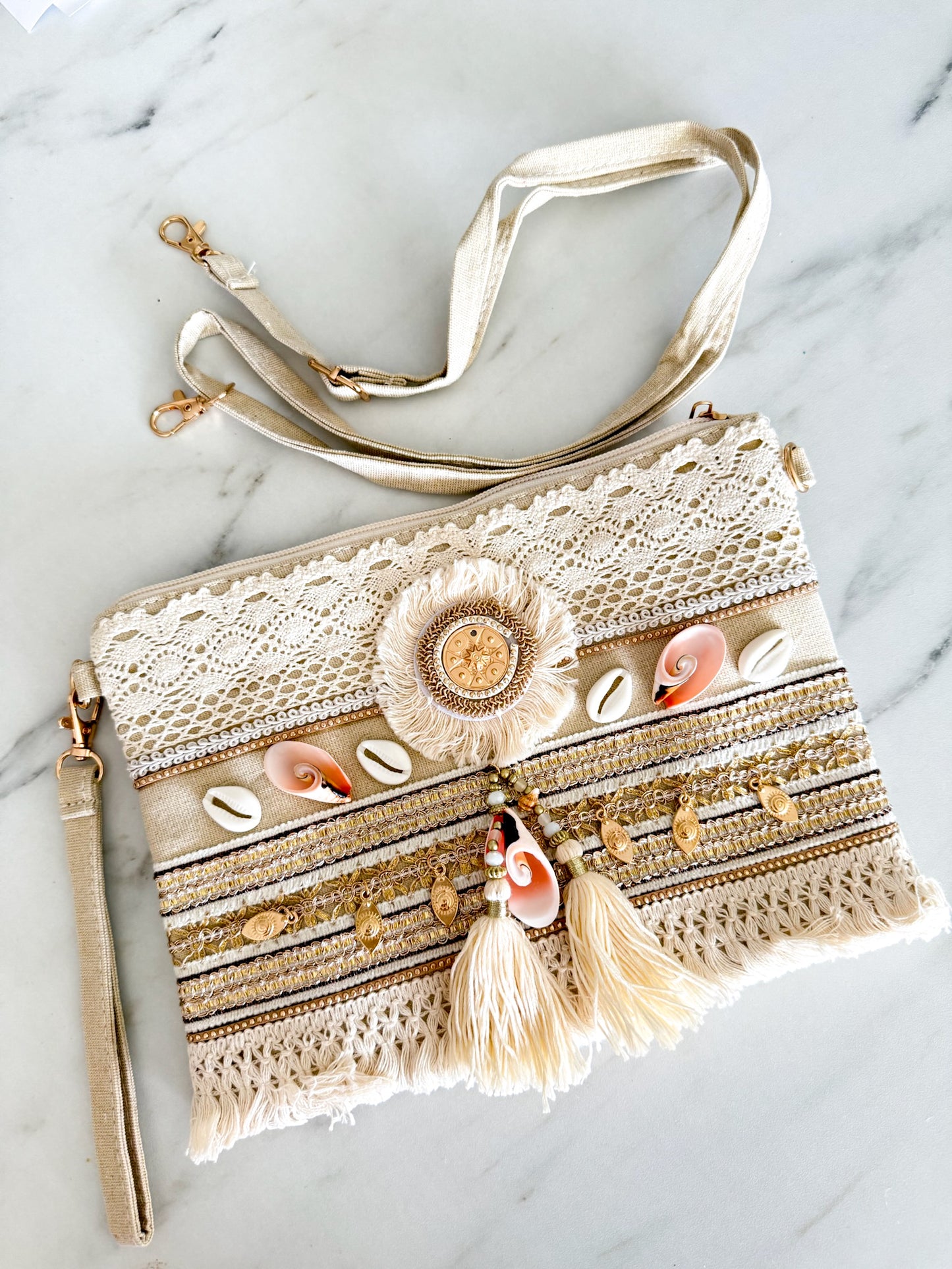 Pochette Bohème Chic Brodée Calypso – Perles, Franges & Détails Dorés