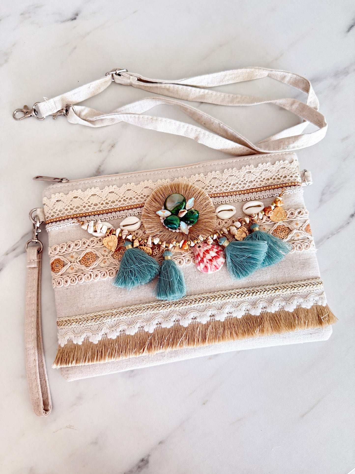 Pochette Bohème Chic Brodée Calypso – Perles, Franges & Détails Dorés