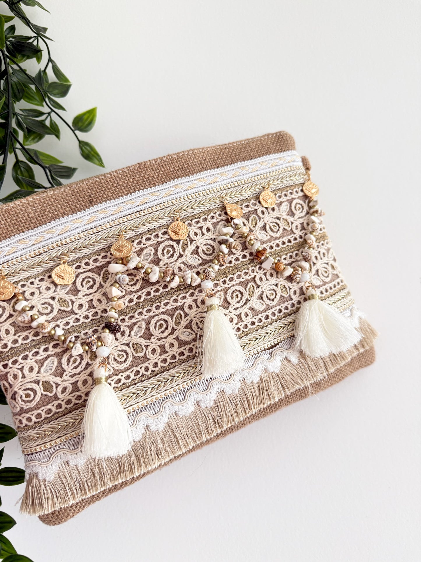 Pochette Bohème Chic Brodée Calypso – Perles, Franges & Détails Dorés