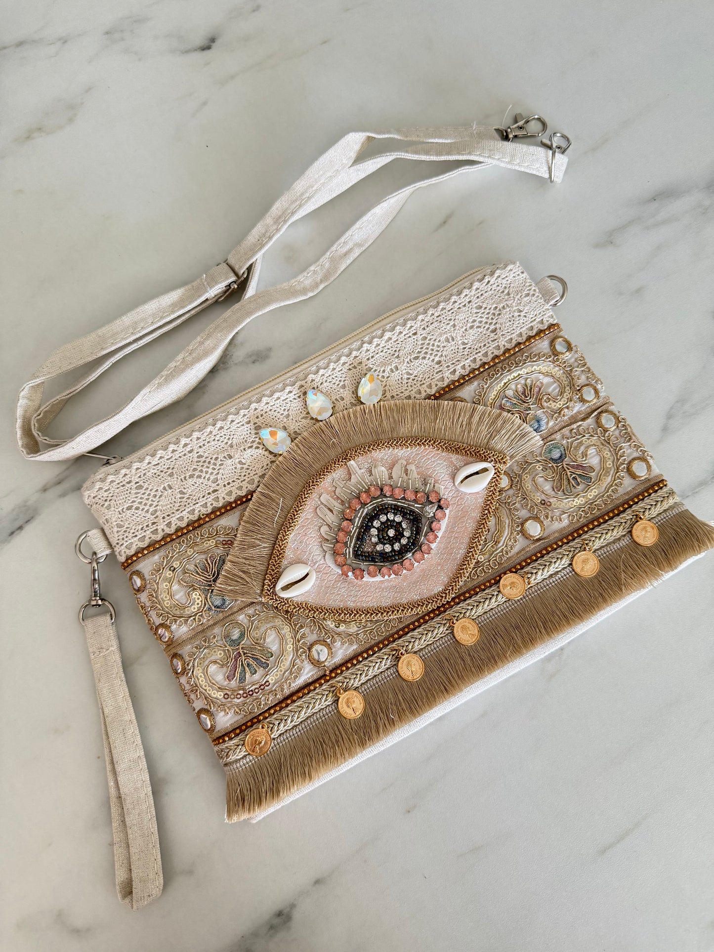 Pochette Bohème Chic Brodée Calypso – Perles, Franges & Détails Dorés