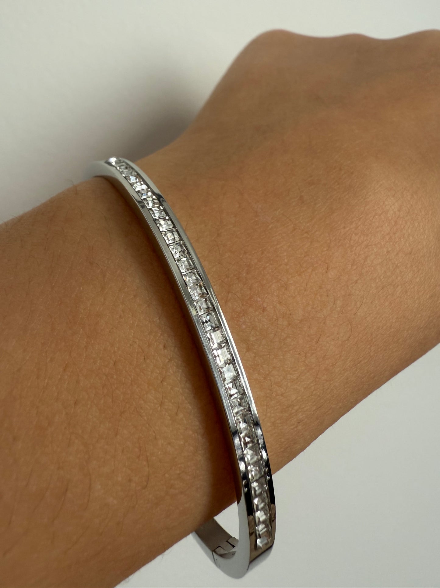 Bracelet Jonc Abu Dhabi - Doré avec Strass – Acier Inoxydable Chic