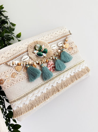 Pochette Bohème Chic Brodée Calypso – Perles, Franges & Détails Dorés
