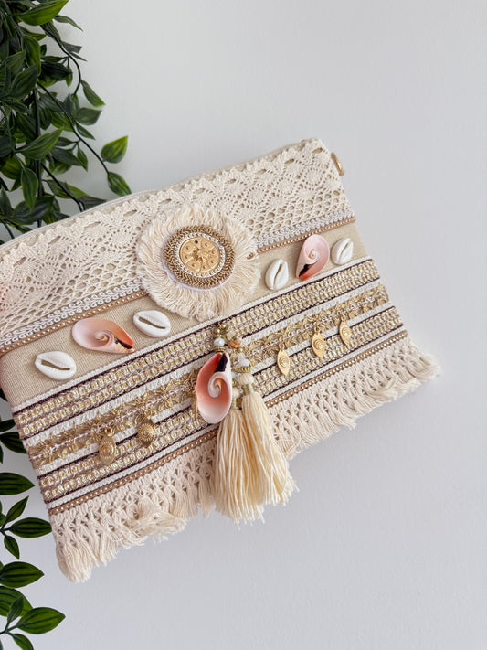Pochette Bohème Chic Brodée Calypso – Perles, Franges & Détails Dorés